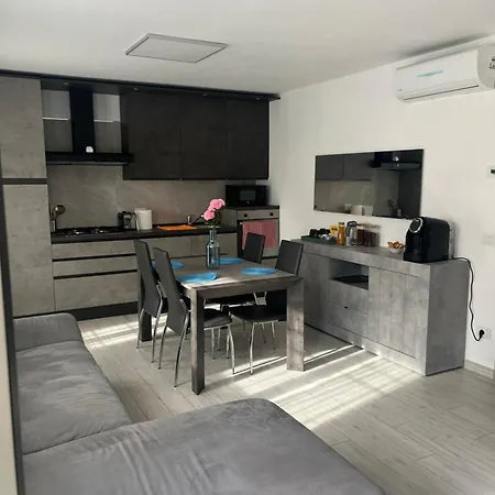 アパート Delfina